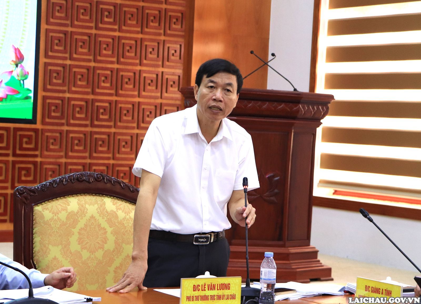 Đồng chí Lê Văn Lương - Phó Bí thư Thường trực Tỉnh ủy phát biểu chỉ đạo tại cuộc họp.